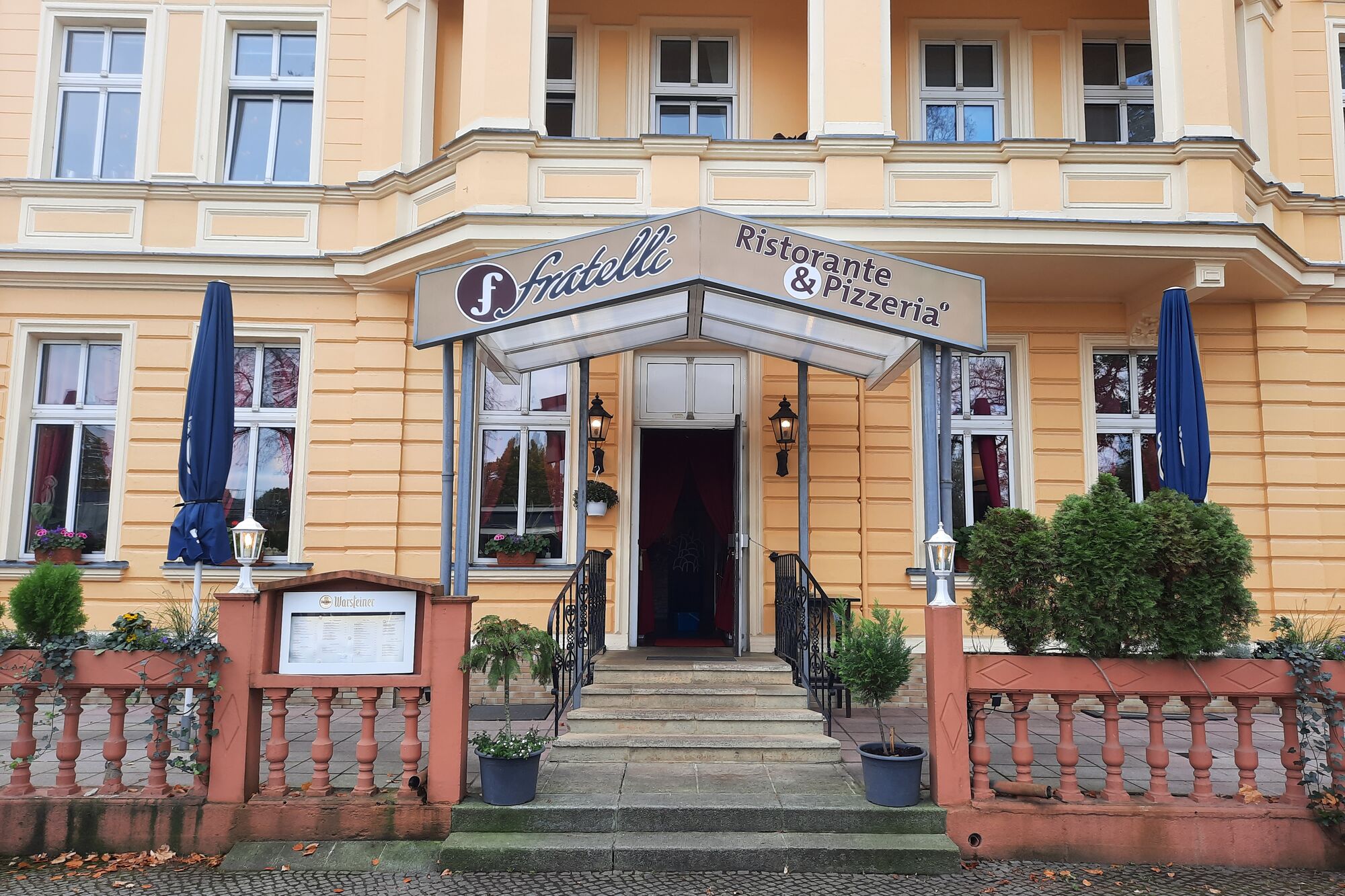 Pfirsichfarbene Villa mit Glasvordach: Ristorante und Pizzeria Fratelli in Berlin-Spandau