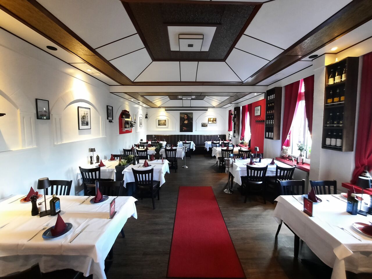 Langer Gastraum mit rotem Läufer