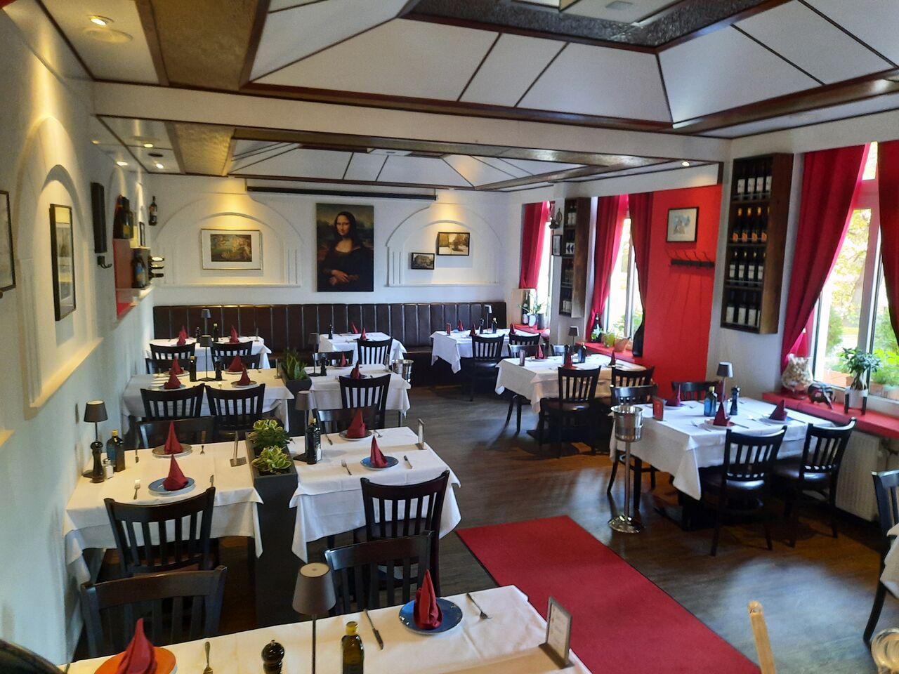 Gedeckte Tische im Fratelli